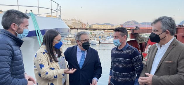 El PP muestra su apoyo a las cerca de 100 familias que viven de la pesca en Águilas