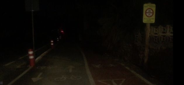 Tras dos años de solicitarlo el PP, Moreno anuncia que va a comenzar la instalación de luminarias en el carril bici