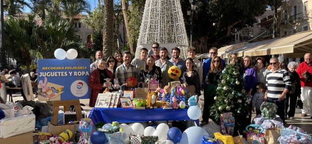 NNGG Águilas recoge centenares de juguetes y ropa de abrigo que entregará a Cáritas la próxima semana