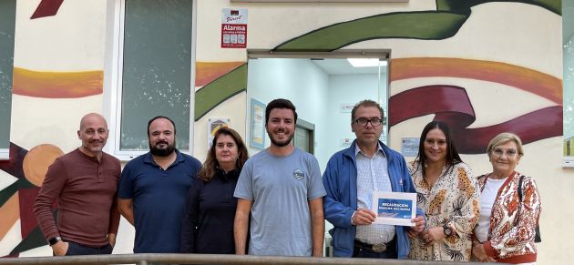 NNGG entrega a AFEMAC un cheque con el dinero recaudado en la ruta solidaria del octubre joven