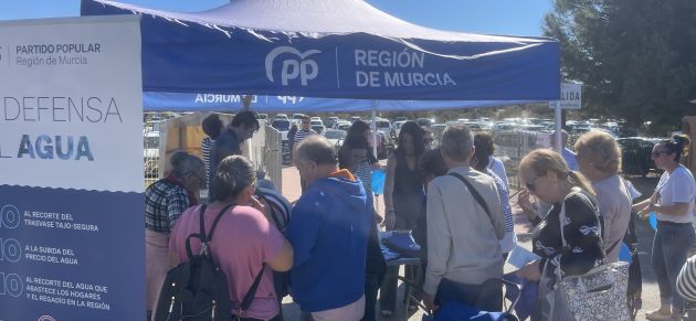 El PP de Águilas sale a la calle con una carpa informativa para “unir a la sociedad en defensa del agua para poner freno al recorte del 