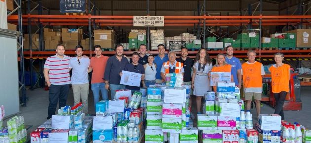 Nuevas Generaciones Región de Murcia recoge 2.000 litros de leche para el Banco de Alimentos