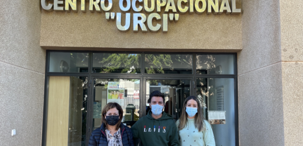 NNGG entrega un cheque con el dinero recaudado en la ruta solidaria del octubre joven al Centro Ocupacional Urci