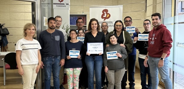 NNGG Águilas entrega a Fundown un cheque con el dinero recaudado en la ruta solidaria del octubre joven