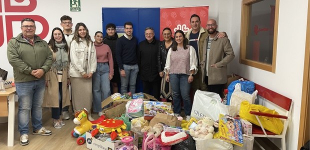NNGG Águilas entrega a Cáritas los juguetes y la ropa recogidos en su campaña solidaria
