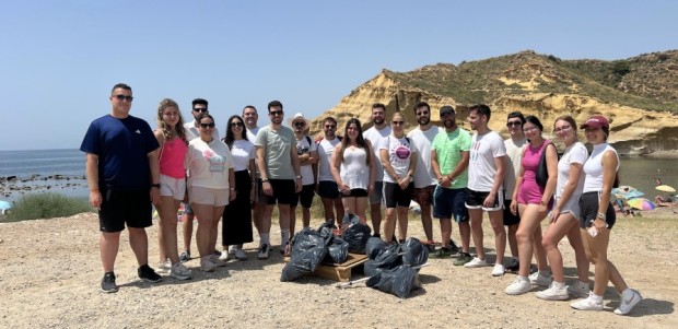 NNGG Águilas y Pulpí unen fuerzas por el medio ambiente en una jornada de limpieza en las playas de La Carolina y Los Cocedores