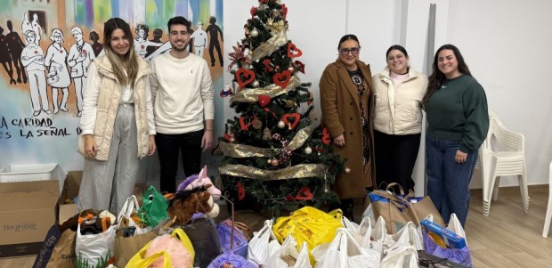 Nuevas Generaciones entrega a Cáritas los juguetes, ropa de abrigo y alimentos recogidos en su campaña solidaria de Navidad
